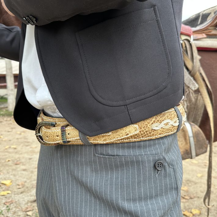 Pantalon gris con lista