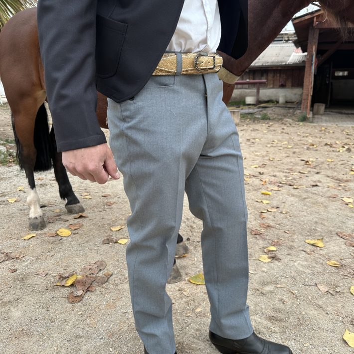 Pantalón gris con lista